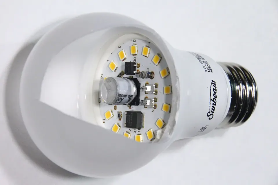 Żarówka LED z gwintem E27 i widocznym układem elektronicznym w środku